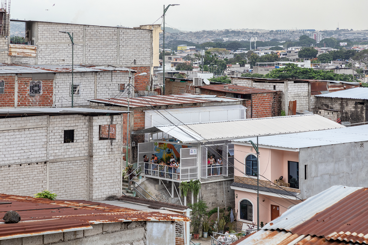 The El Faro de Mapasingue Communal House project is located on the outskirts of Guayaquil City, Ecuador