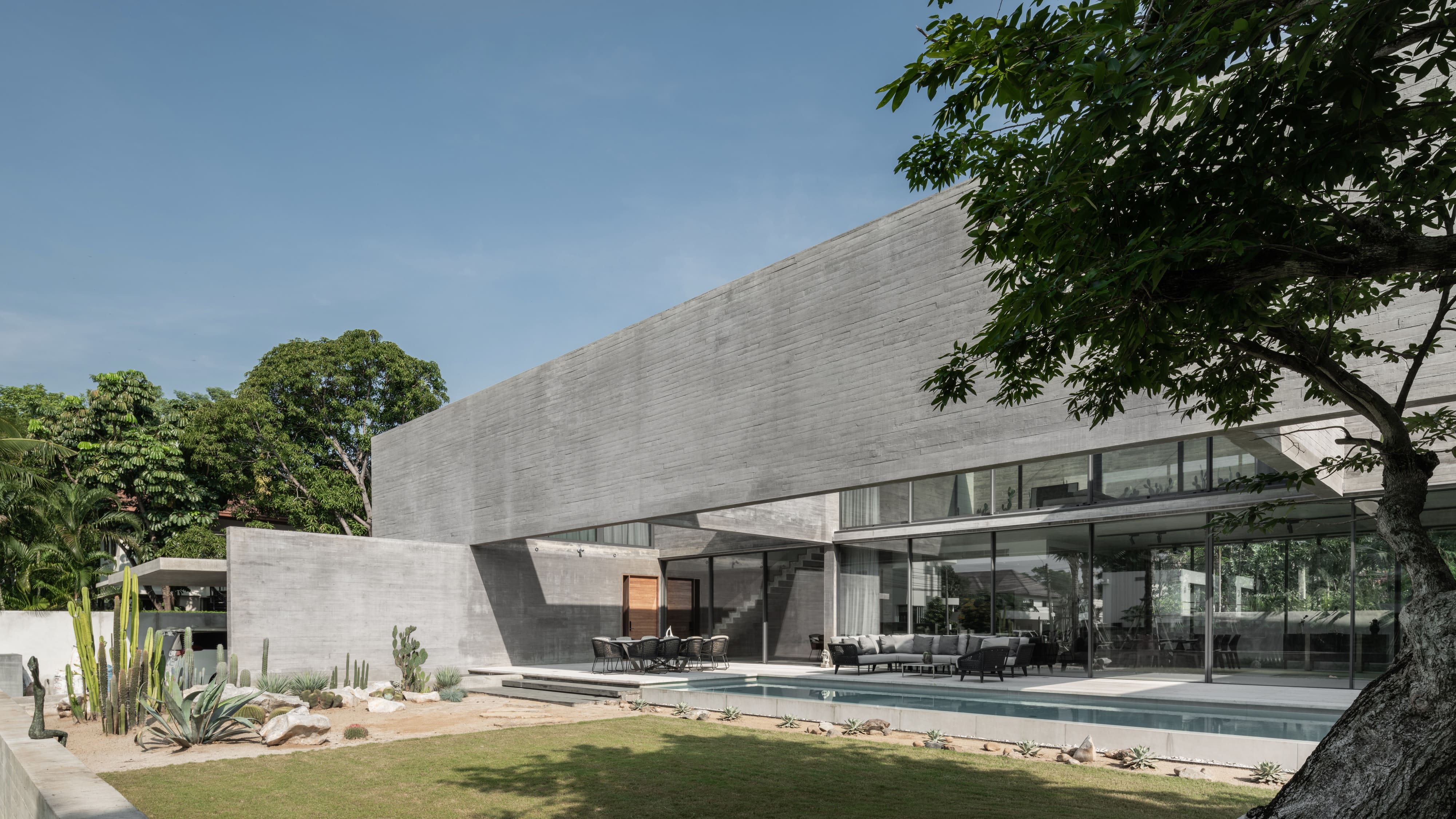 Casa de Alisa is a two-story house project by Stu/D/O that optimizes the potential of concrete in its design concept