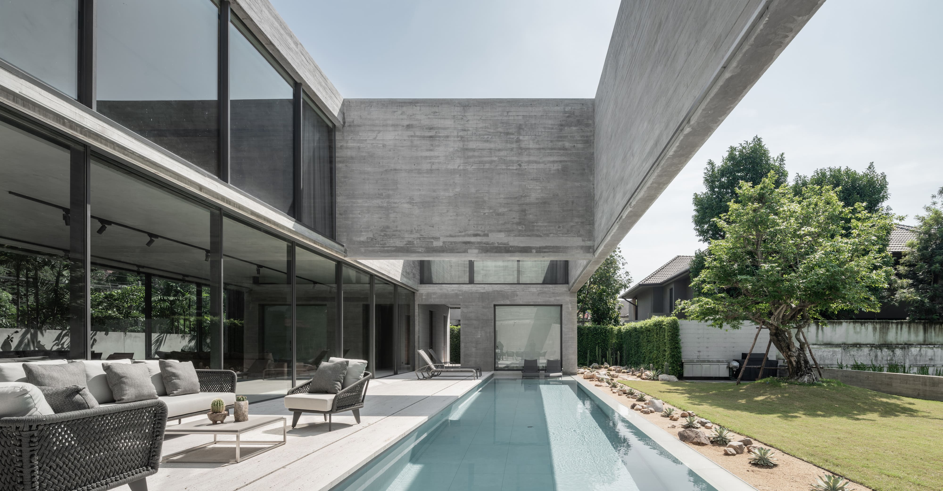 The series of exposed concrete planes on the Casa de Alisa design form a relationship with nature vertically