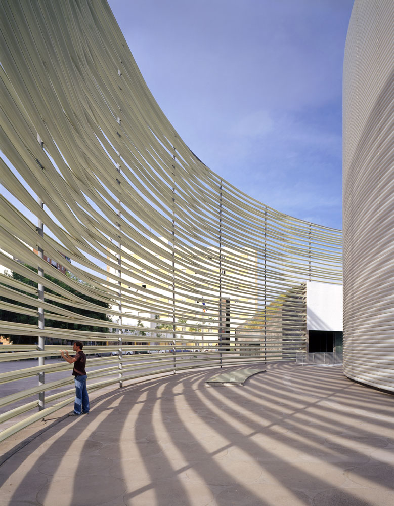 The appearance is influenced by the outer sheath of the building made of woven polyester