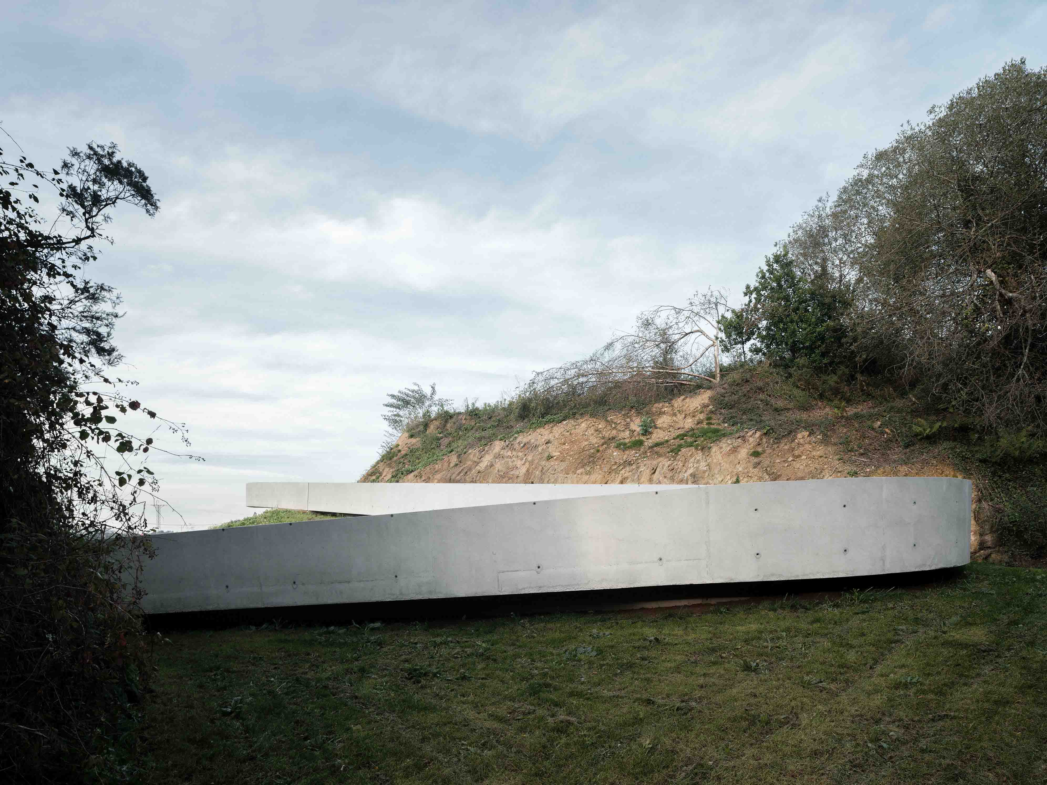 This 111-meter-long precast concrete structure follows the sacred hill of Monte do Gozo