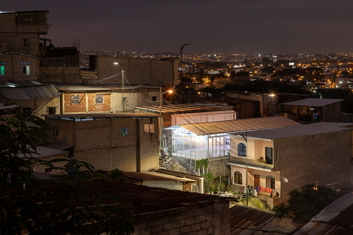 At night, this communal house can create security and dynamism for the environment due to the luminosity that is so prominent in the staircase area