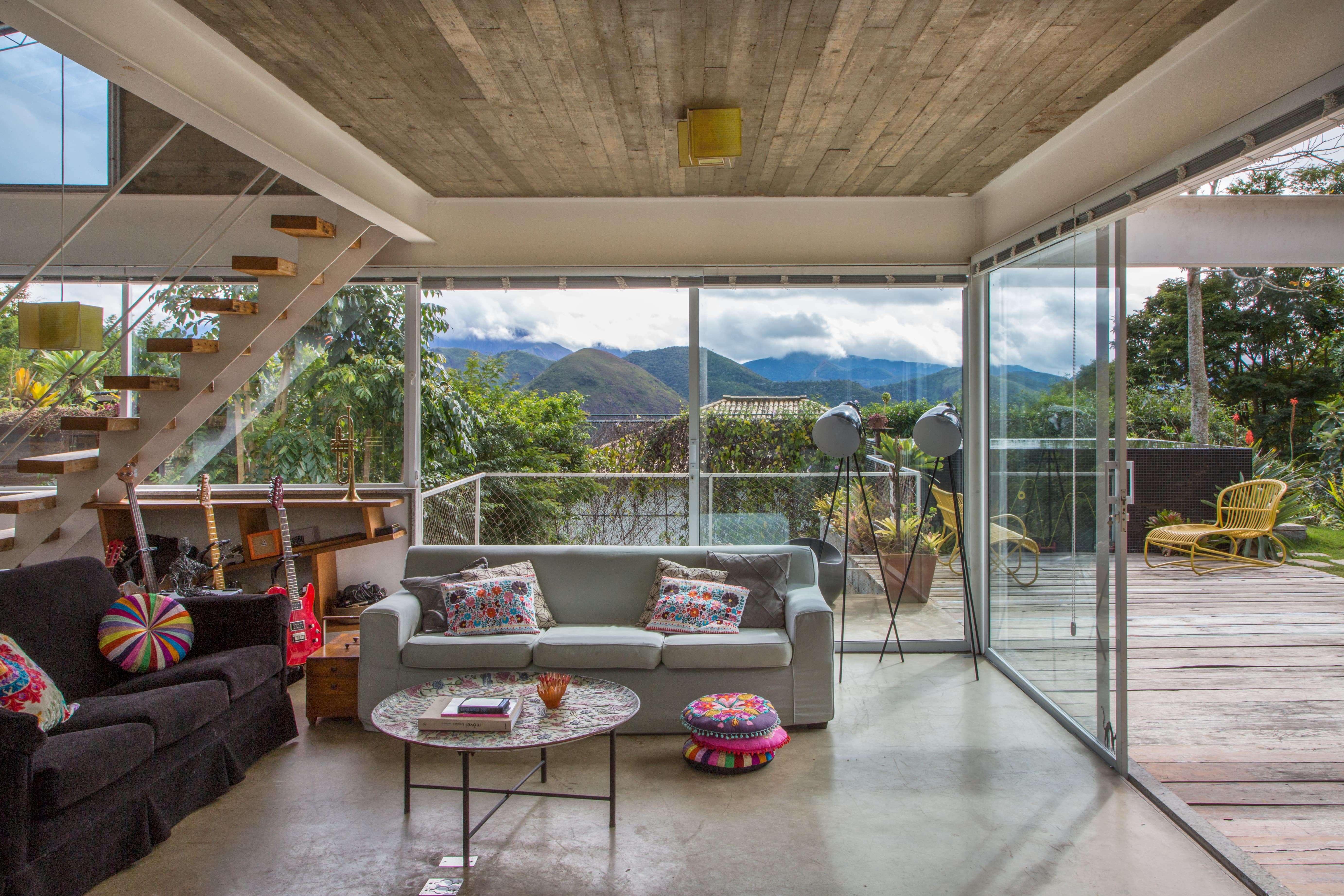 From the living room in the house, you can see the surroundings through wide glass openings