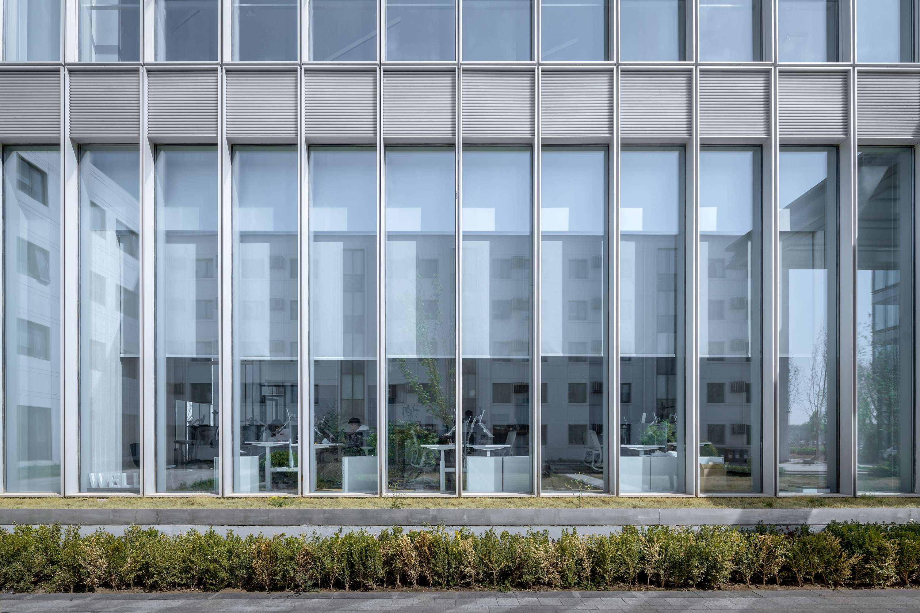 The facade of the building consists of an internal curtain structure, an external curtain, and electrochromic glass