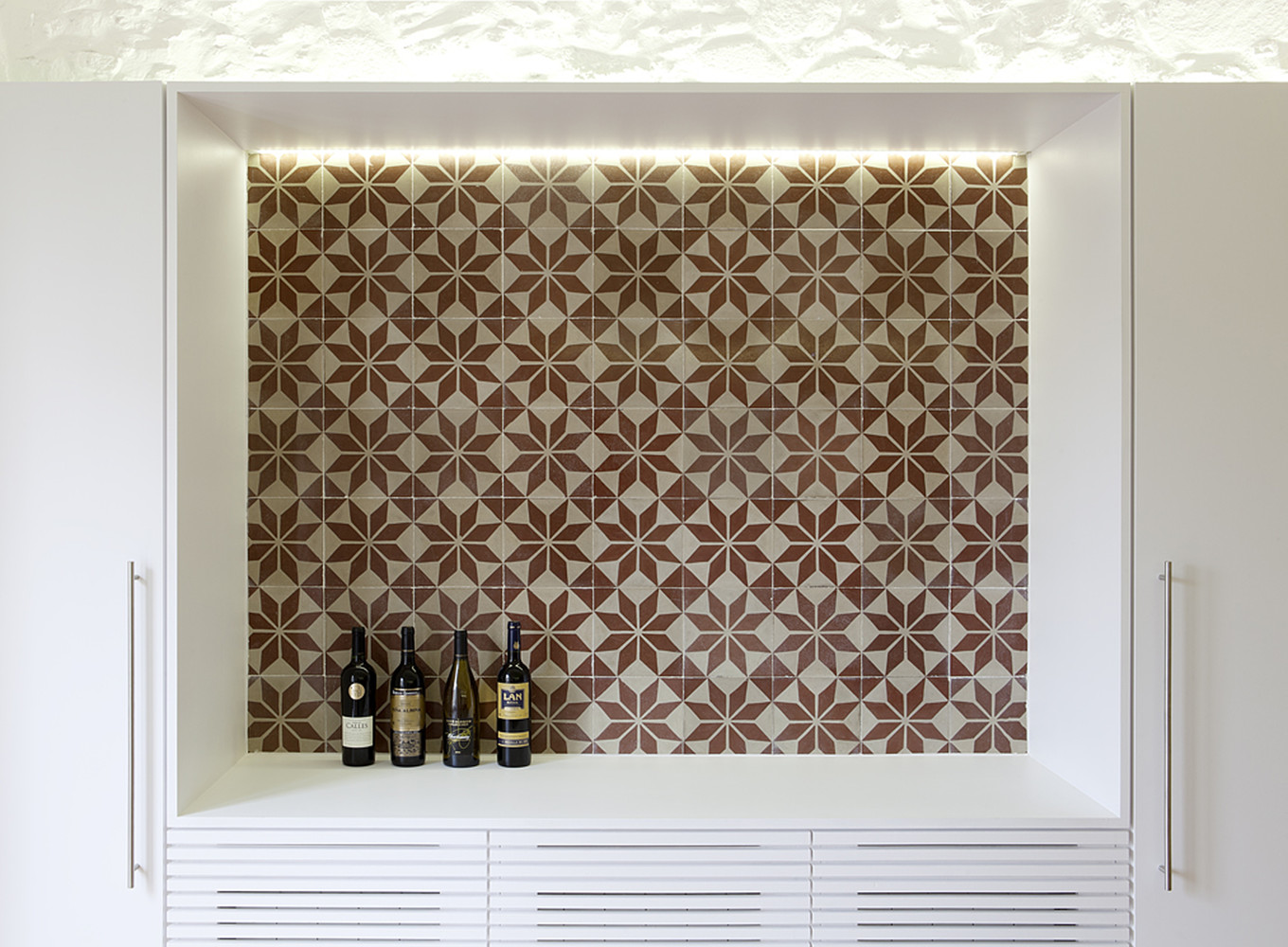 The Details of Paterned Tiles in the Kitchenset