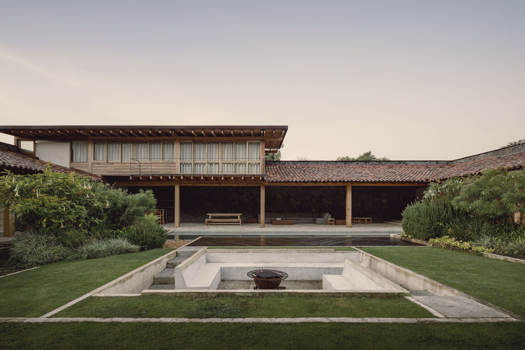 La Hacienda Jardín Interprets Mexican Hacienda Architecture as a Weekend Home
