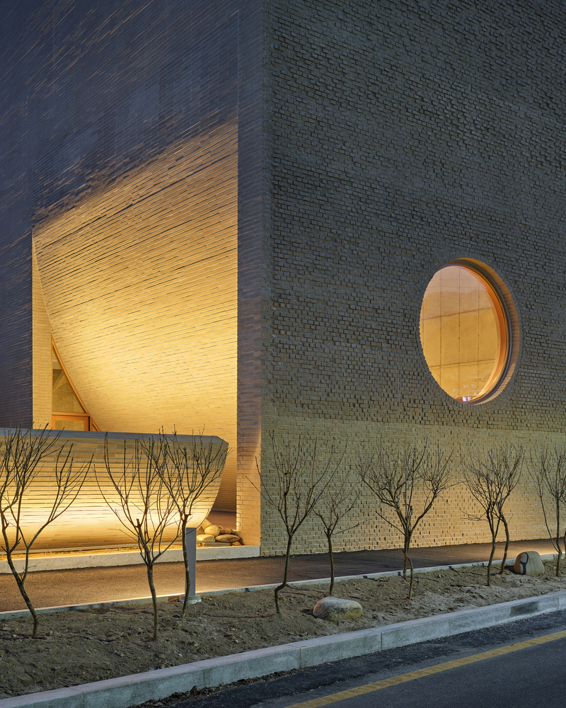 Café Teri : Matching The Dynamism of The Exterior and Interior of The Building With Bricks