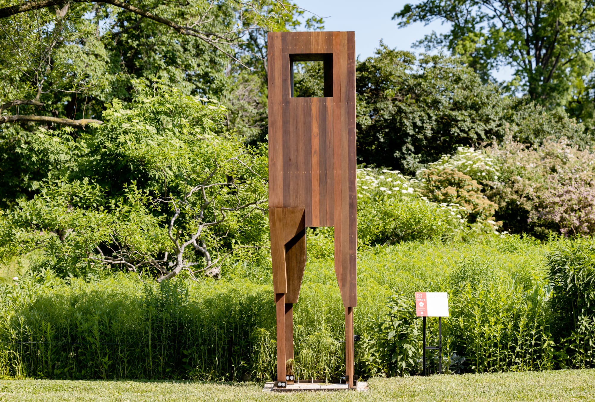 Some of the bird cages on display during the event were created taking into account certain species. Like the bird's nest was designed by Kyle May Architect, who thinks about the relationship between crows and scarecrows. Wood material was chosen to create a bird's nest structure that allows crows to roost. This birdhouse stands up to 3 meters high.