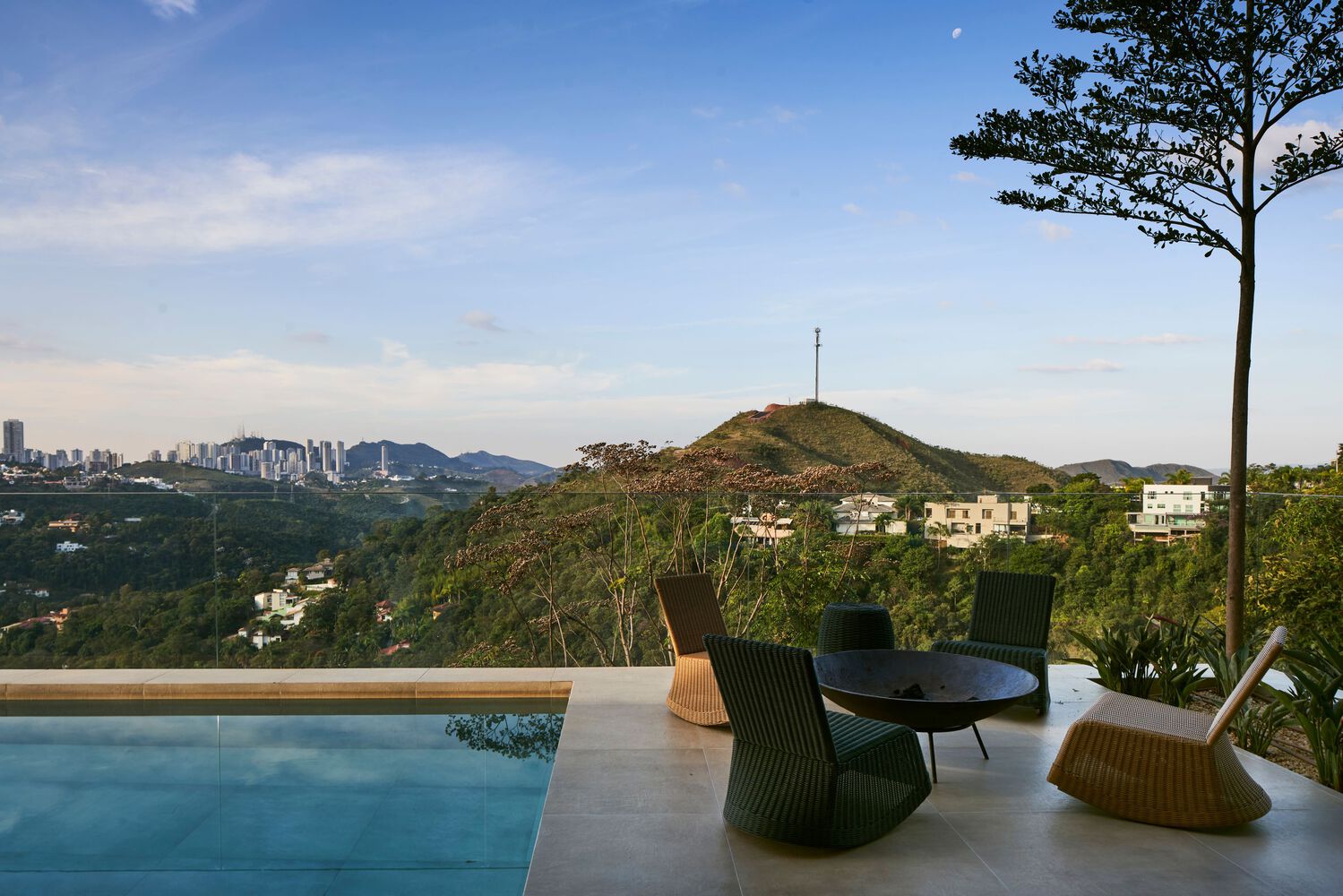 (pool area with views of the Serra do Curral mountains)