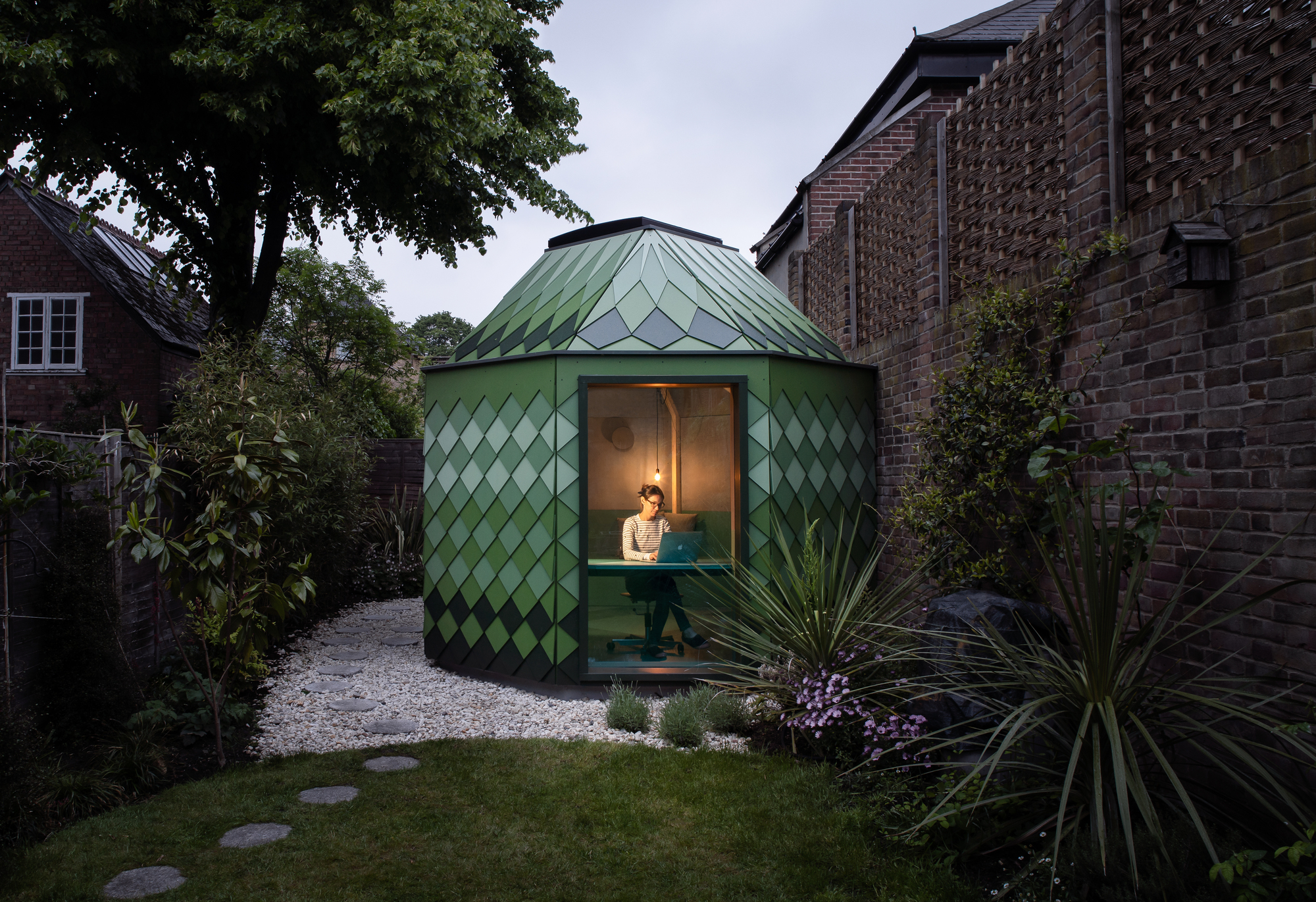 (Studio Ben Allen makes the most of the garden by building a function room)