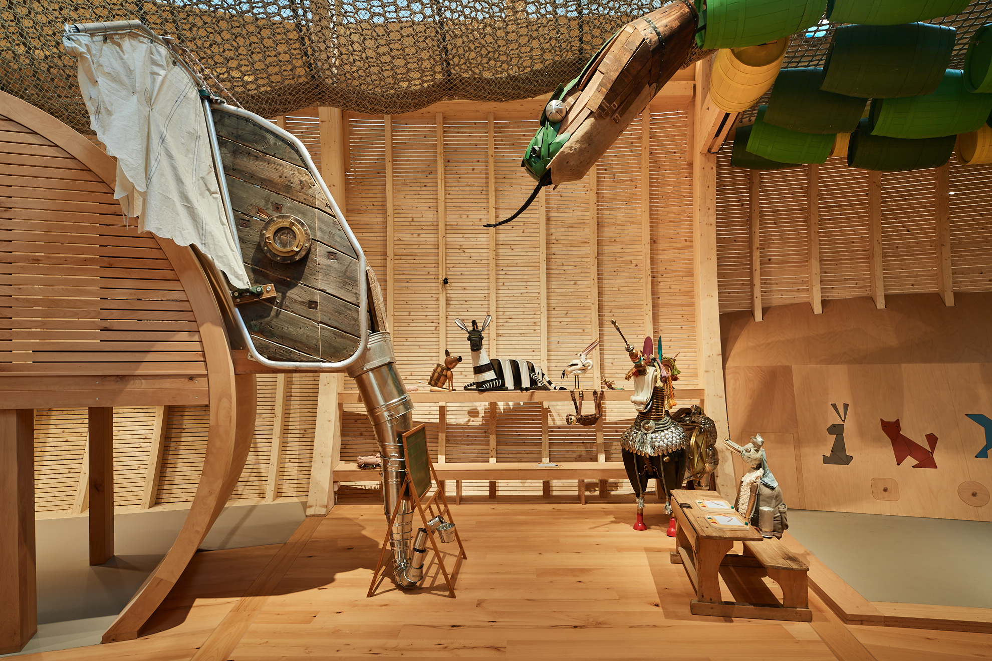 (150 animal sculptures bring to life the story of Noah's Ark in the children's museum)