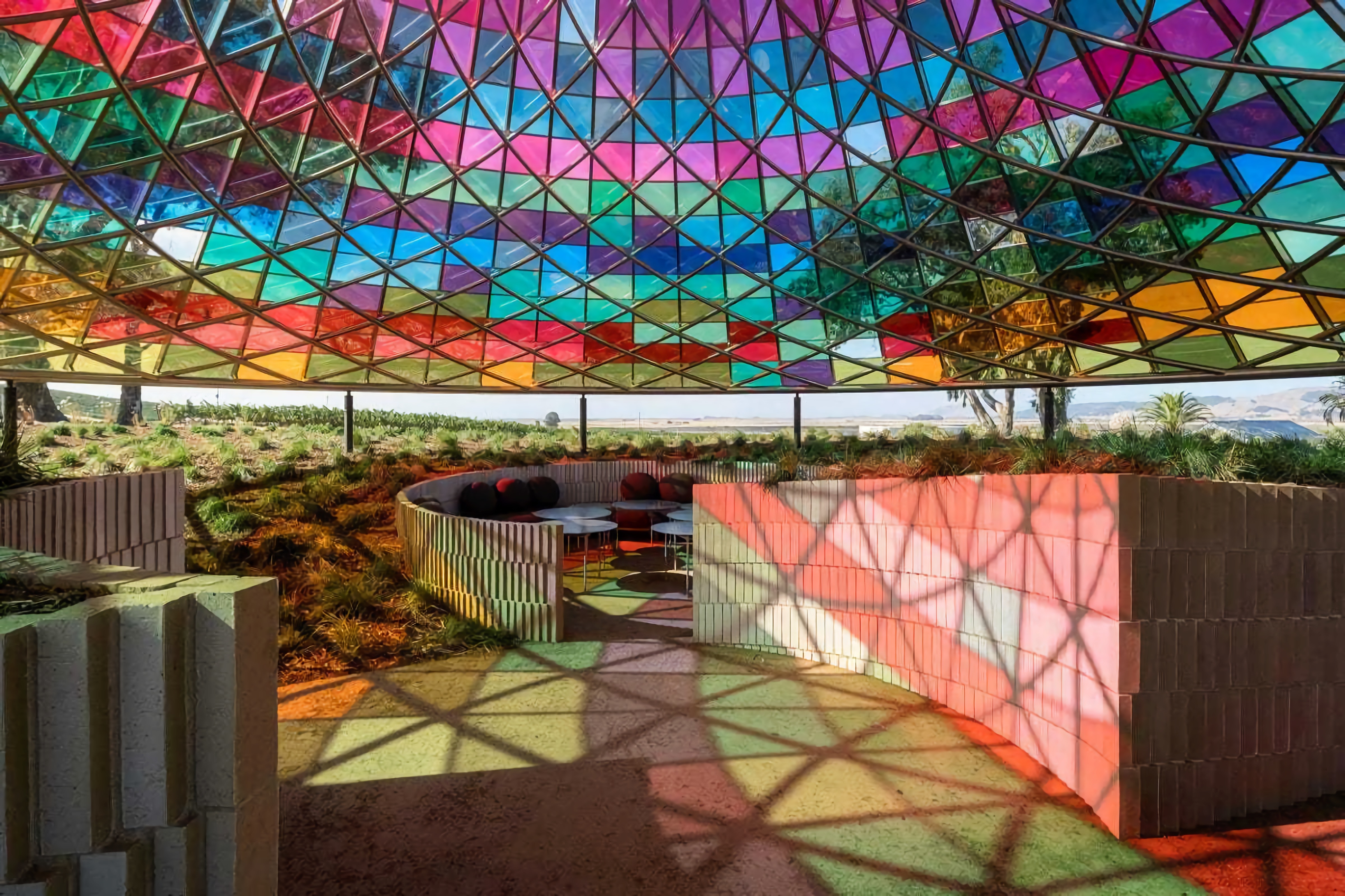 Vertical Panorama Pavilion: Playing with Multicolored Glass Reflections