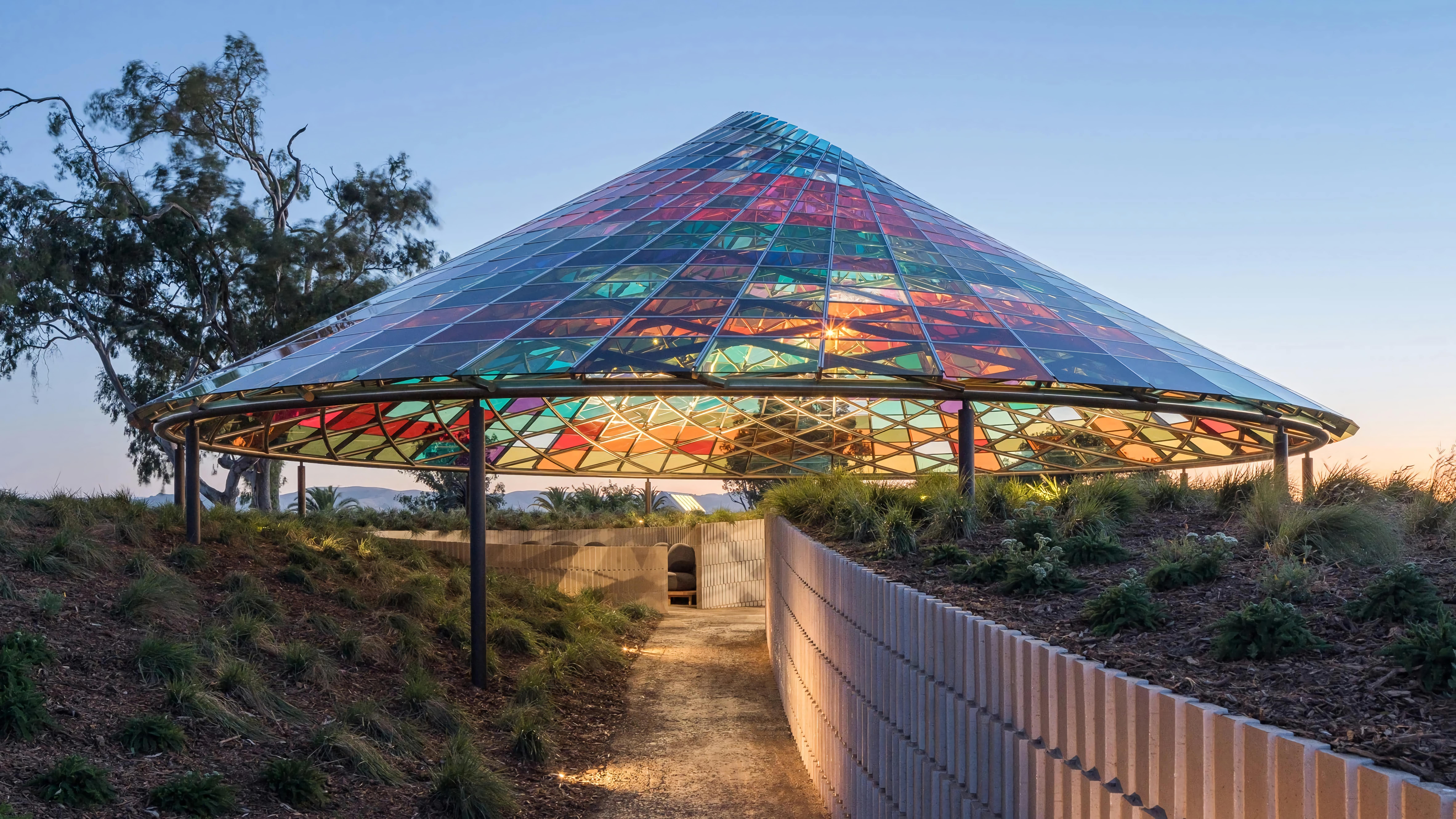 Vertical Panorama Pavilion: Playing with Multicolored Glass Reflections