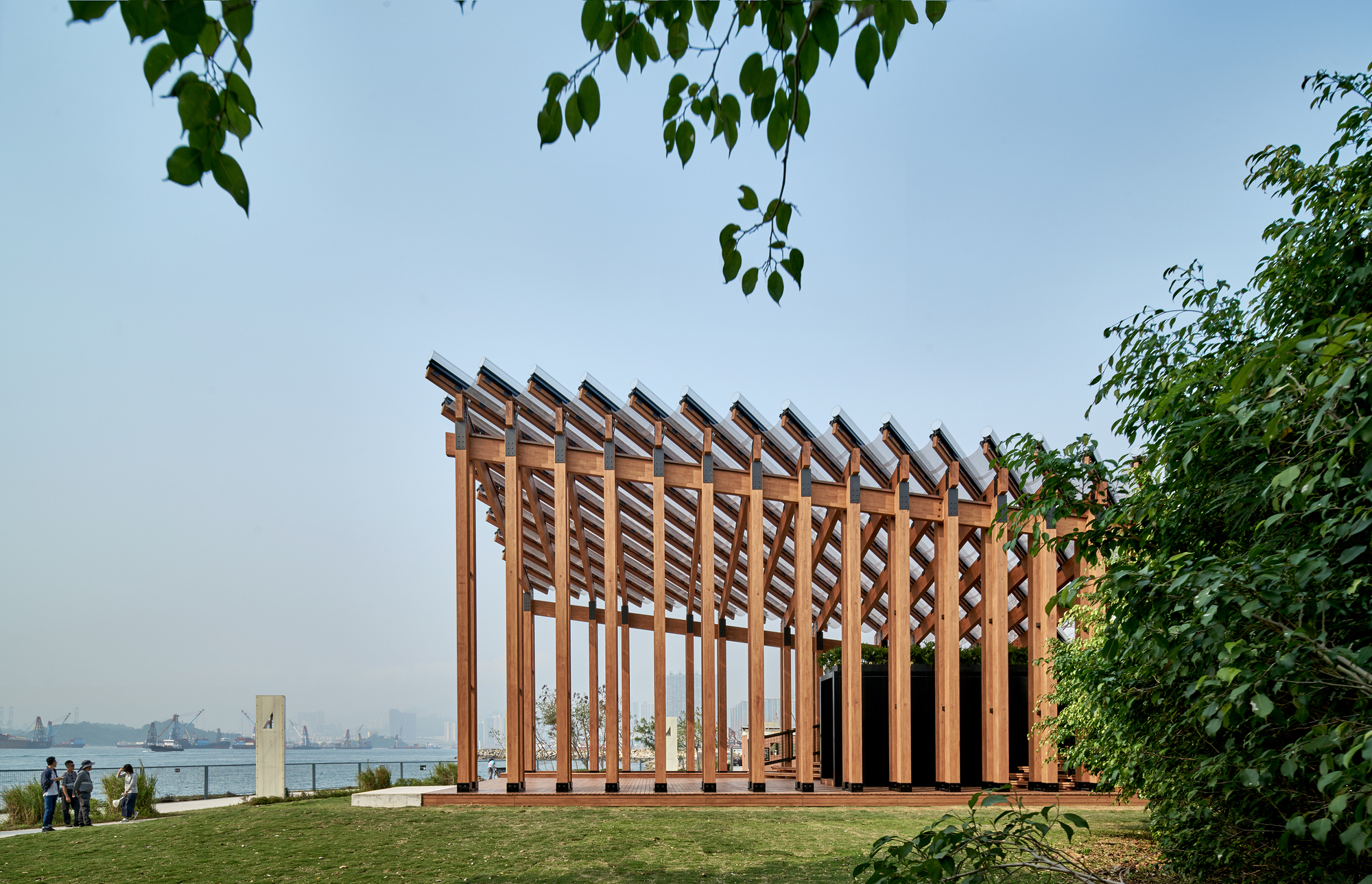When Natural Contexts Are Neatly Wrapped up in a Growing Up Pavilion