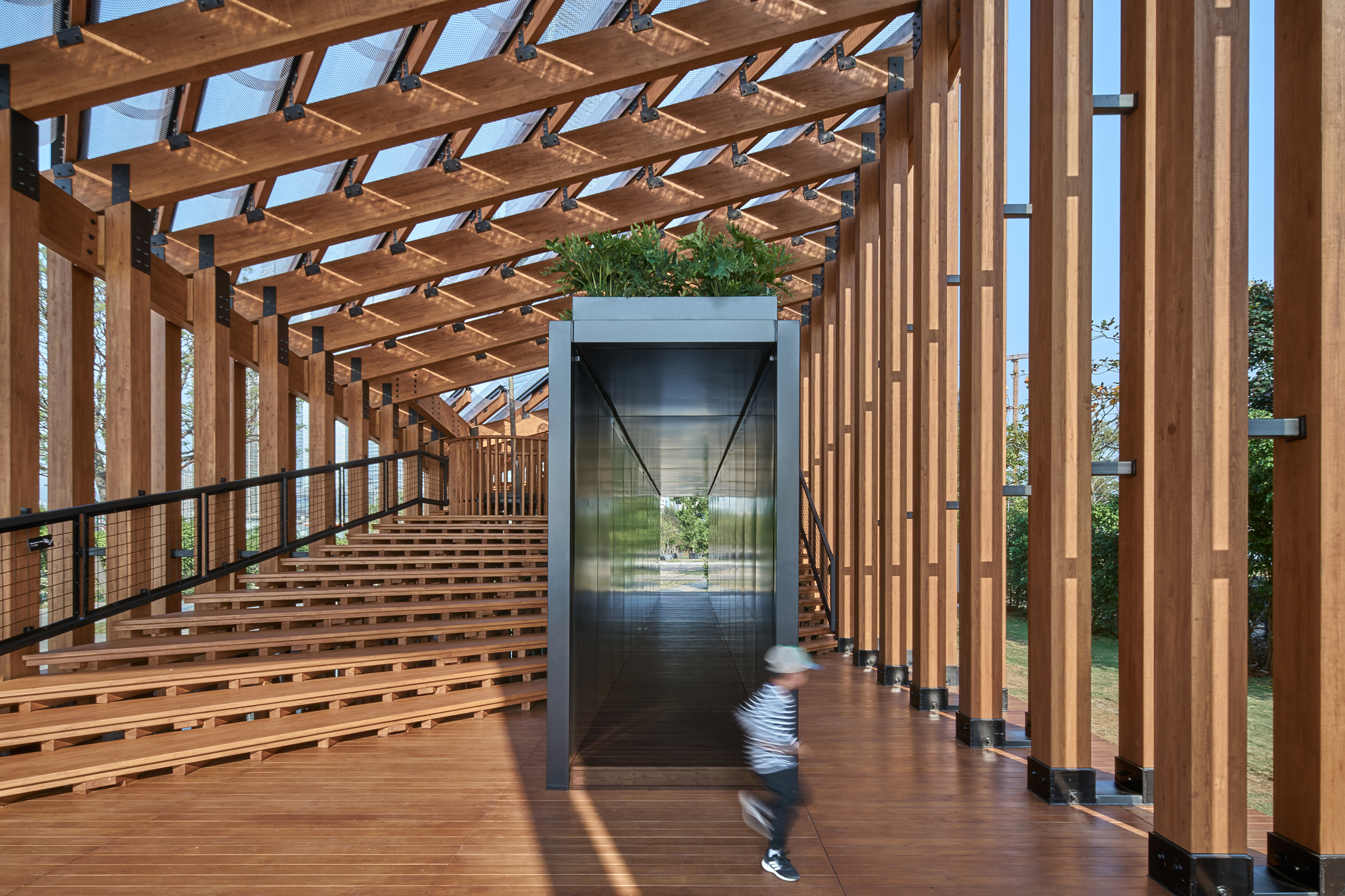 When Natural Contexts Are Neatly Wrapped up in a Growing Up Pavilion