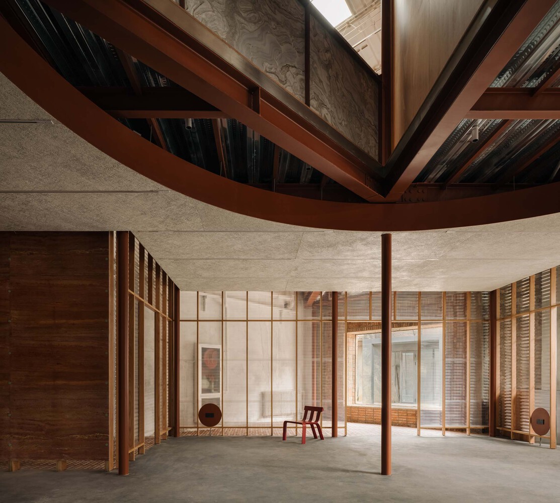 The semicircular open ceiling reveals the construction and upper floors