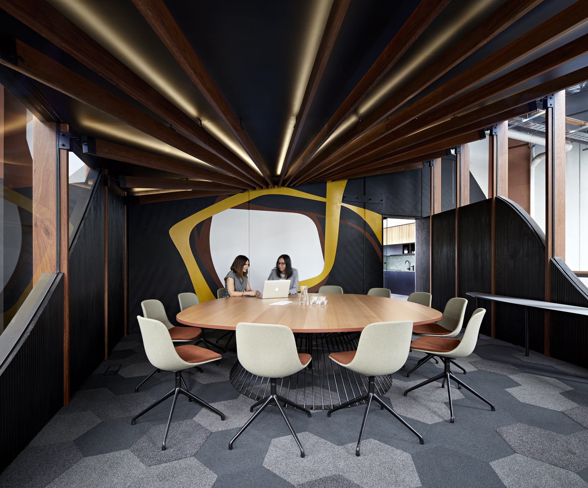Meeting Room with a Dynamic and Energetic Impression