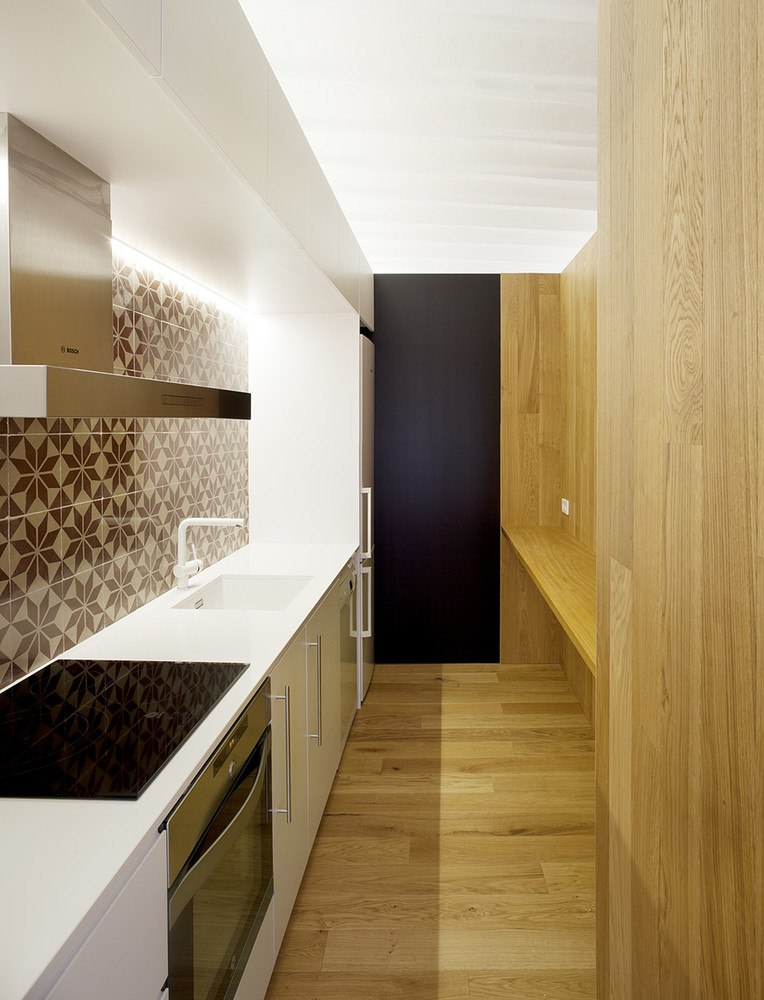 Use of Paterned Tiles in the Kitchenset