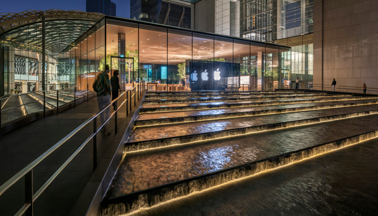 Apple Store Michigan Avenue, Chicago / Foster + Partners