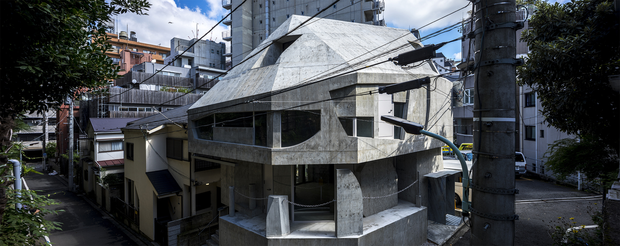 A commercial building located in Azabu has a complex terrain intertwined with plateaus and valleys
