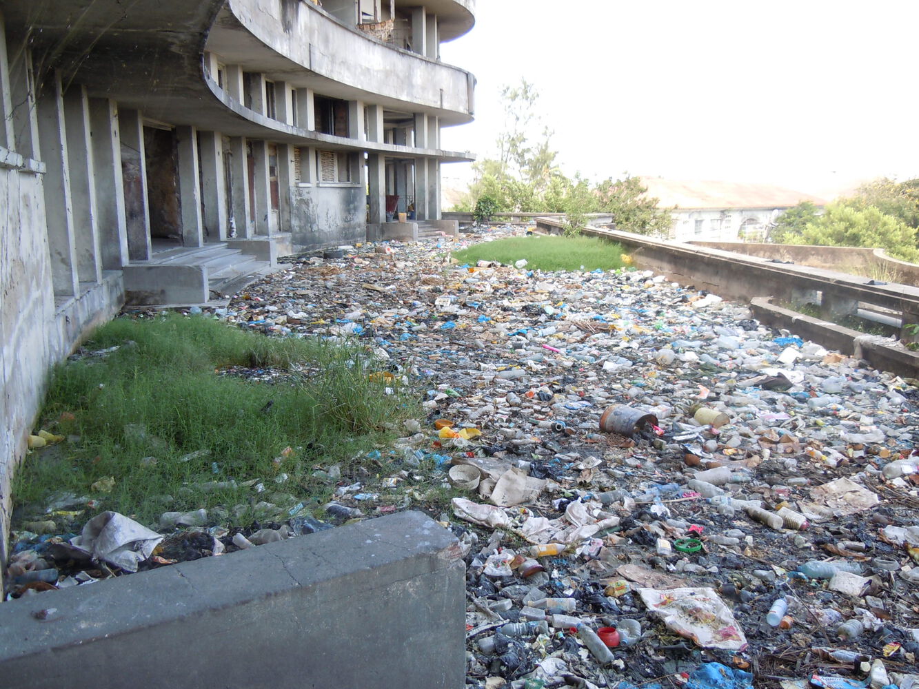 After turning into an apartment with thousands of residents, the current condition of the Grande Hotel is not as luxurious as it used to be, it even looks unkempt until there are piles of garbage