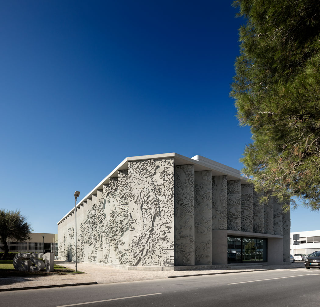 The details of the reliefs on the concrete panels of the GS1 Portugal are the result of collaboration with artist Alexandre Farto a.k.a VHILS