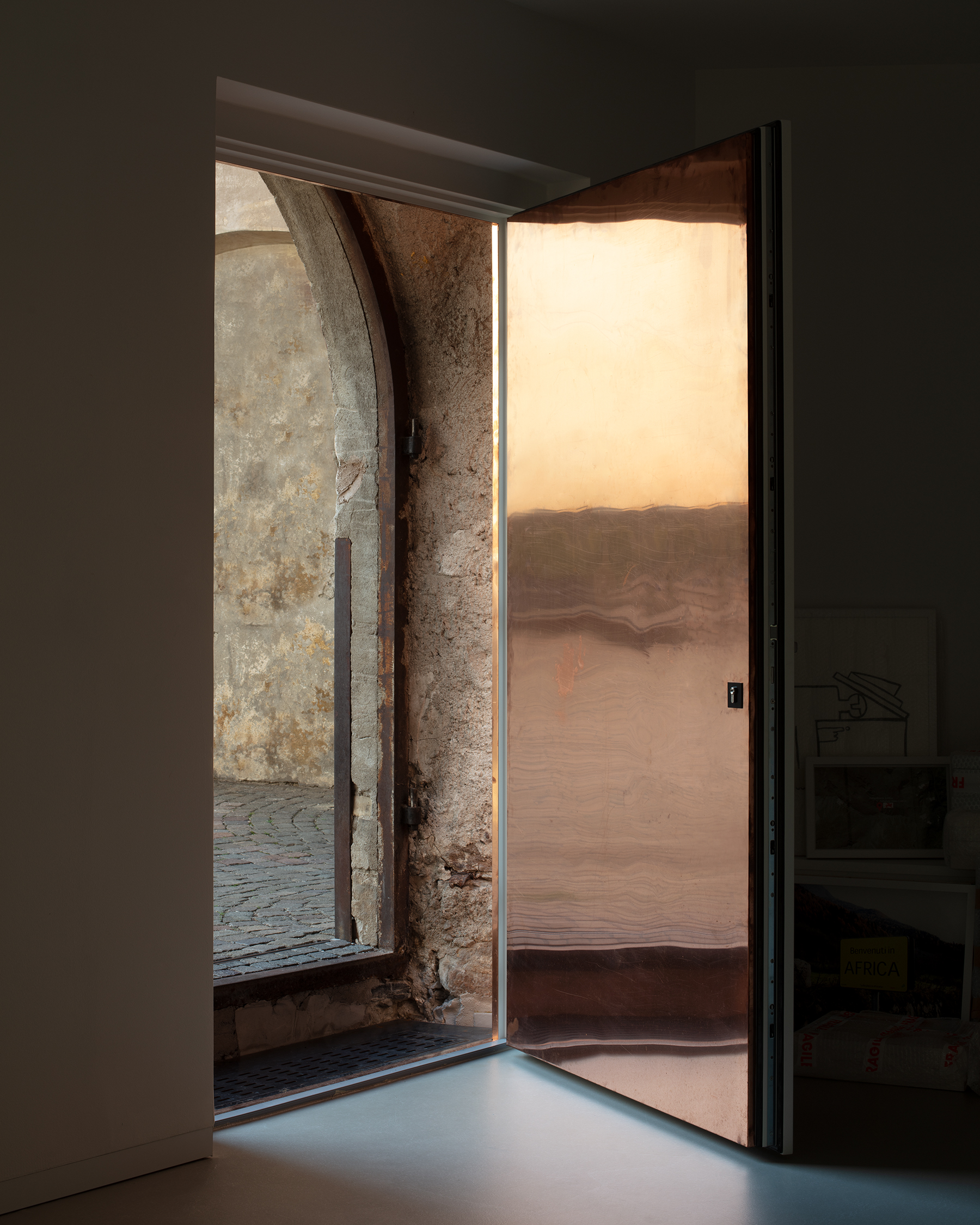 Messner Architect placed a reflective door that further adds to the aesthetics of the room