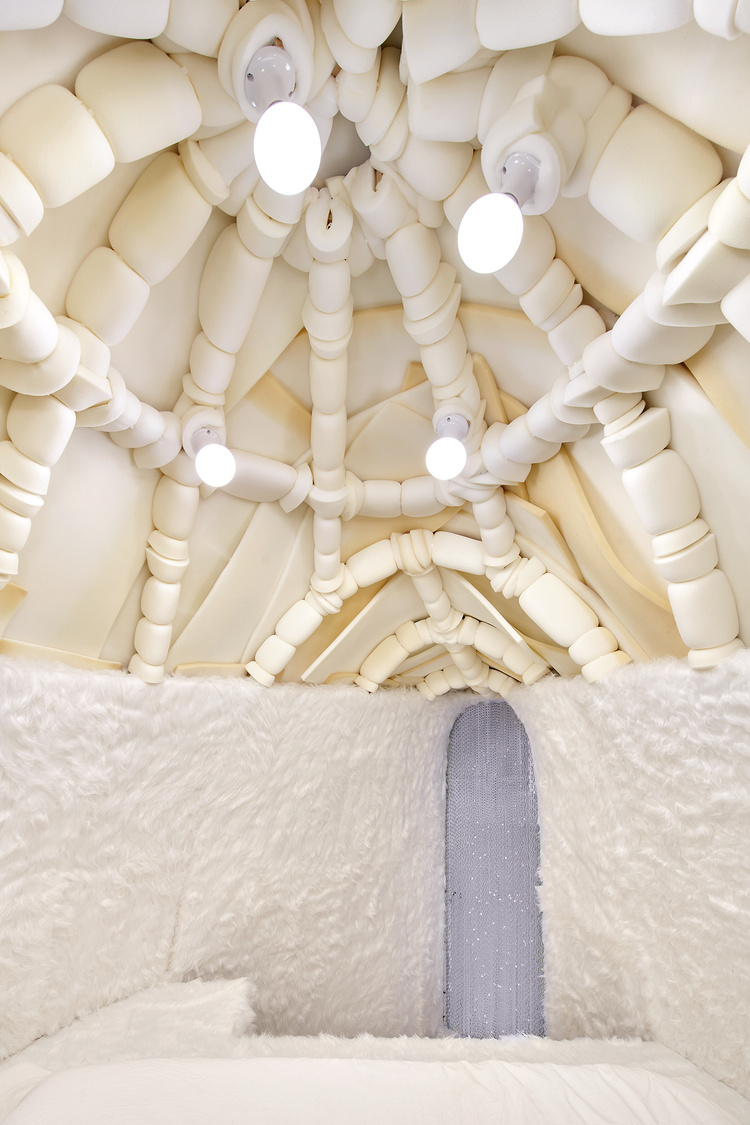 This artificial igloo structure is using a wooden structure with vertical and horizontal ribs, and foam sheets