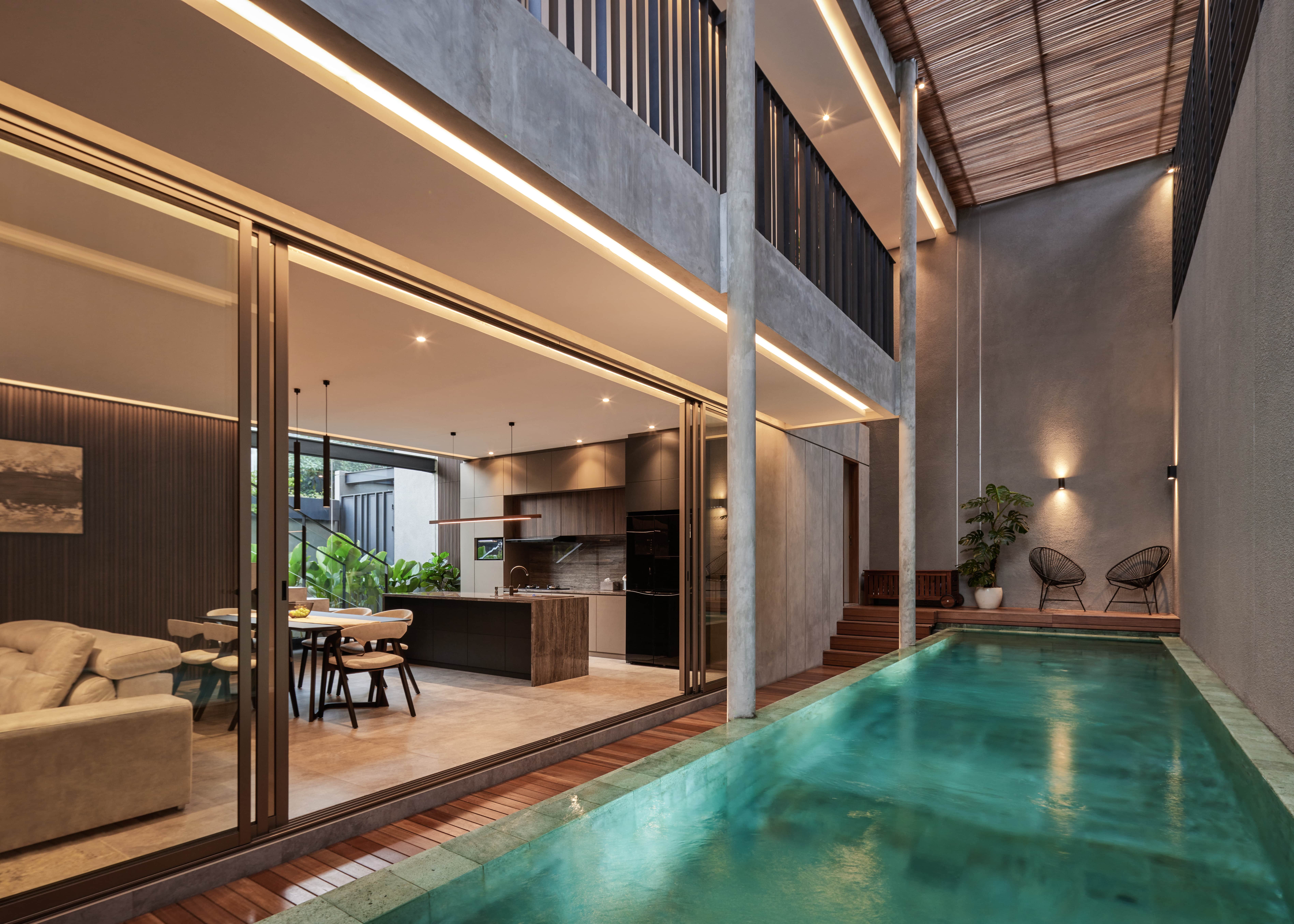 the presence of an indoor swimming pool that makes the house more lively