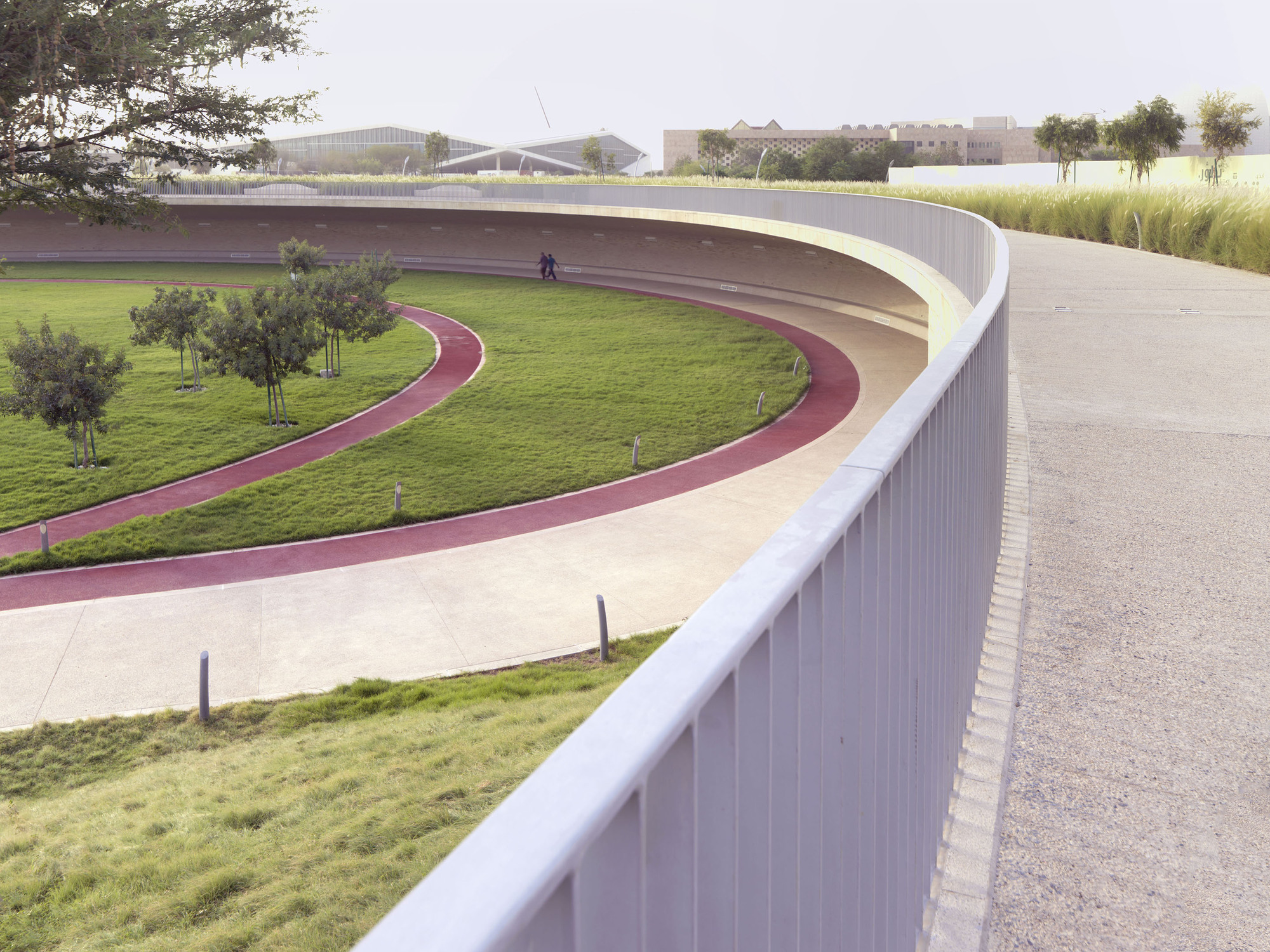 With a wavy topography formed by hilly soil and swales, Oxygen Park can create a strong spatial framework