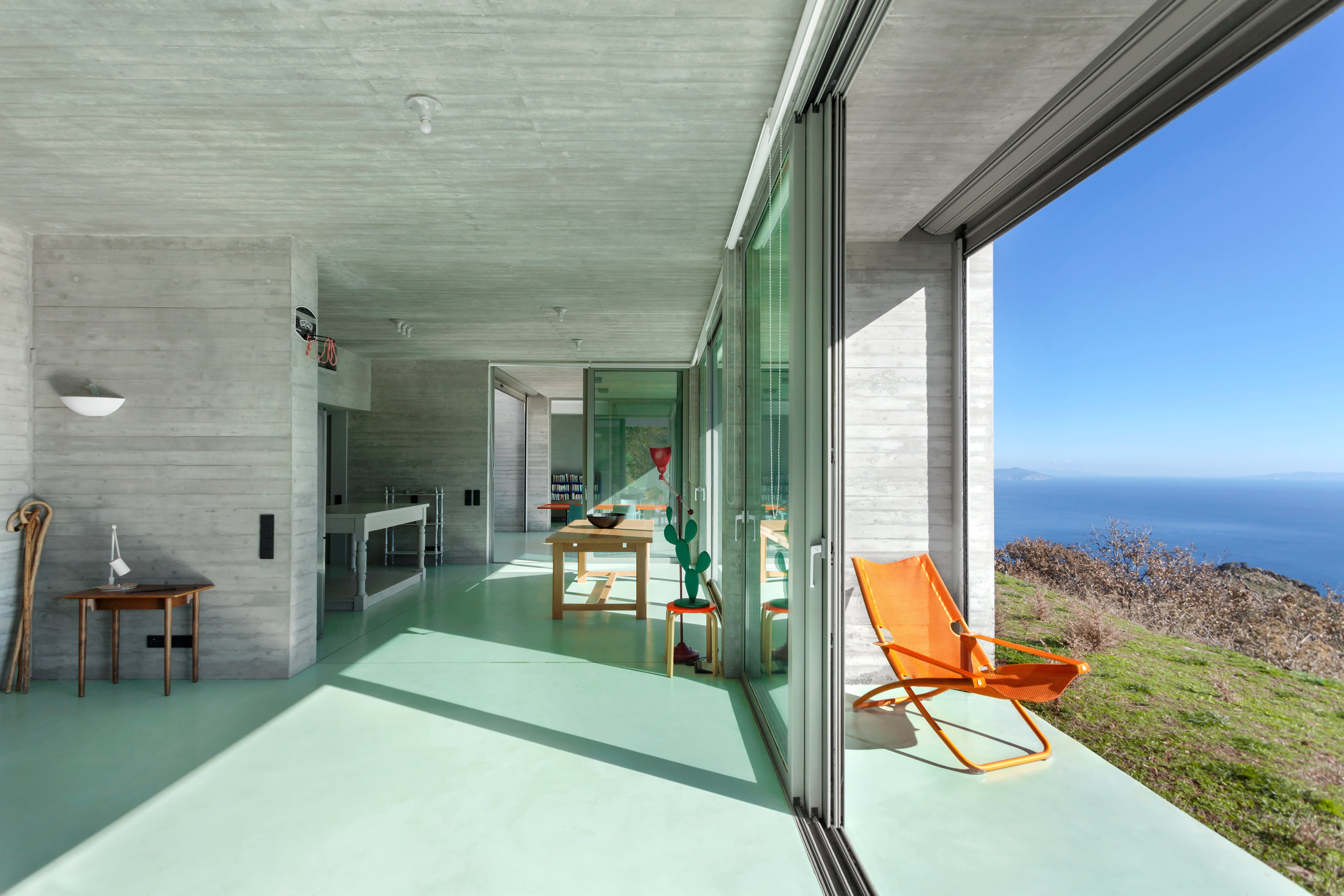 The harmonization of exposed concrete and bright green enliven the holiday atmosphere