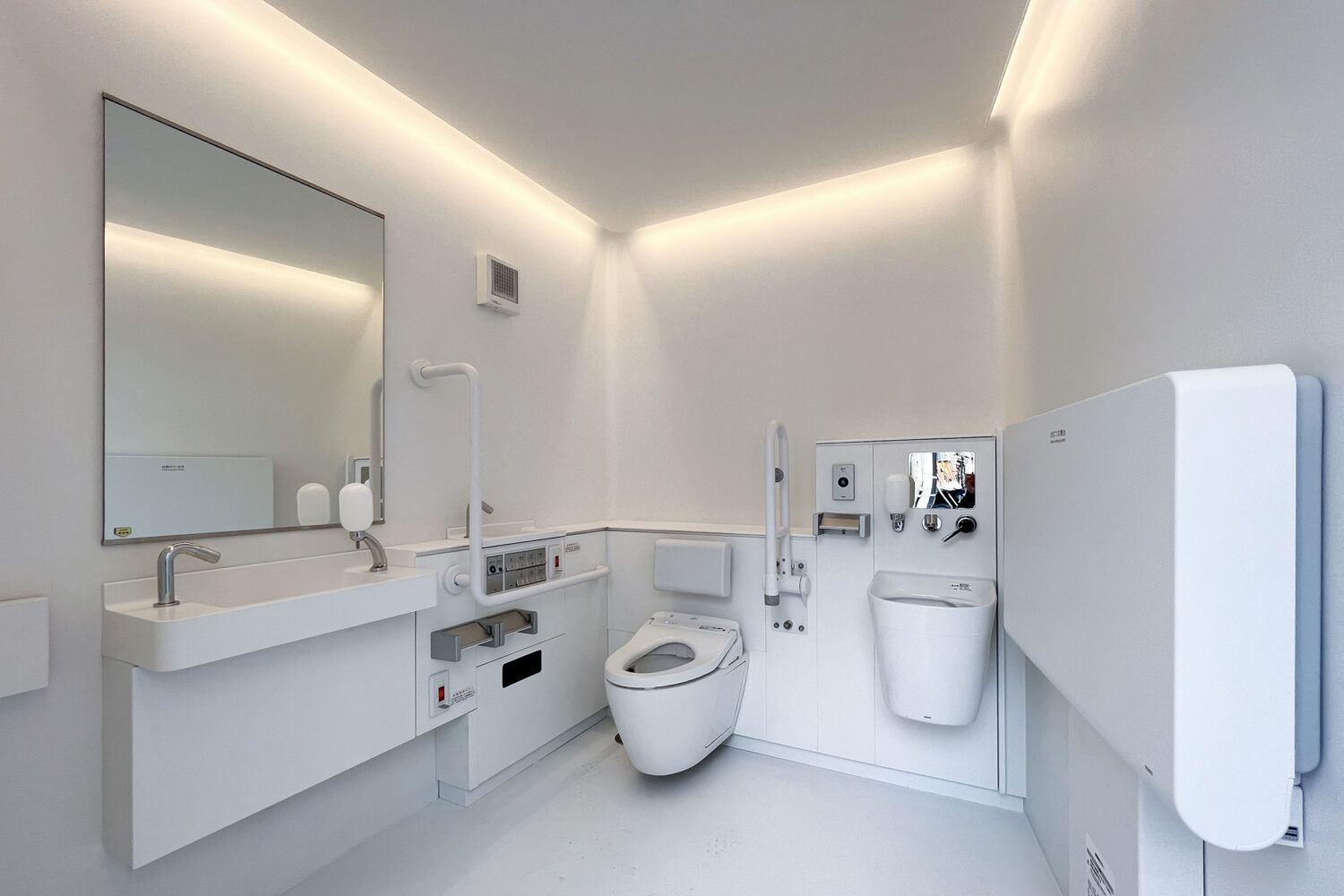 Interior The Tokyo Toilet by Sou Fujimoto, Photo by architecturephoto