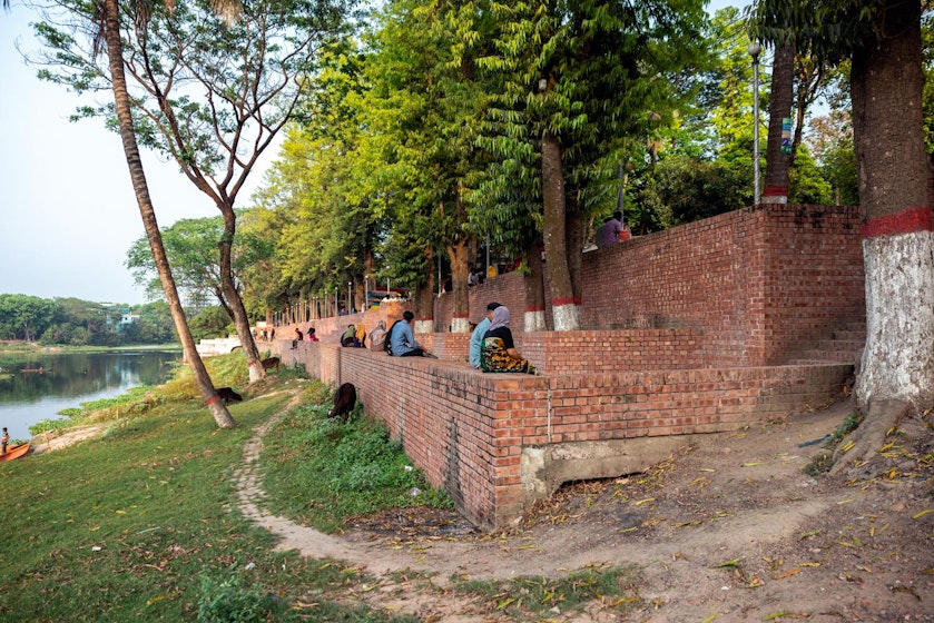 The Urban River Space was built with the ghat from brick and concrete by local masons. It was designed with respect for the local topography